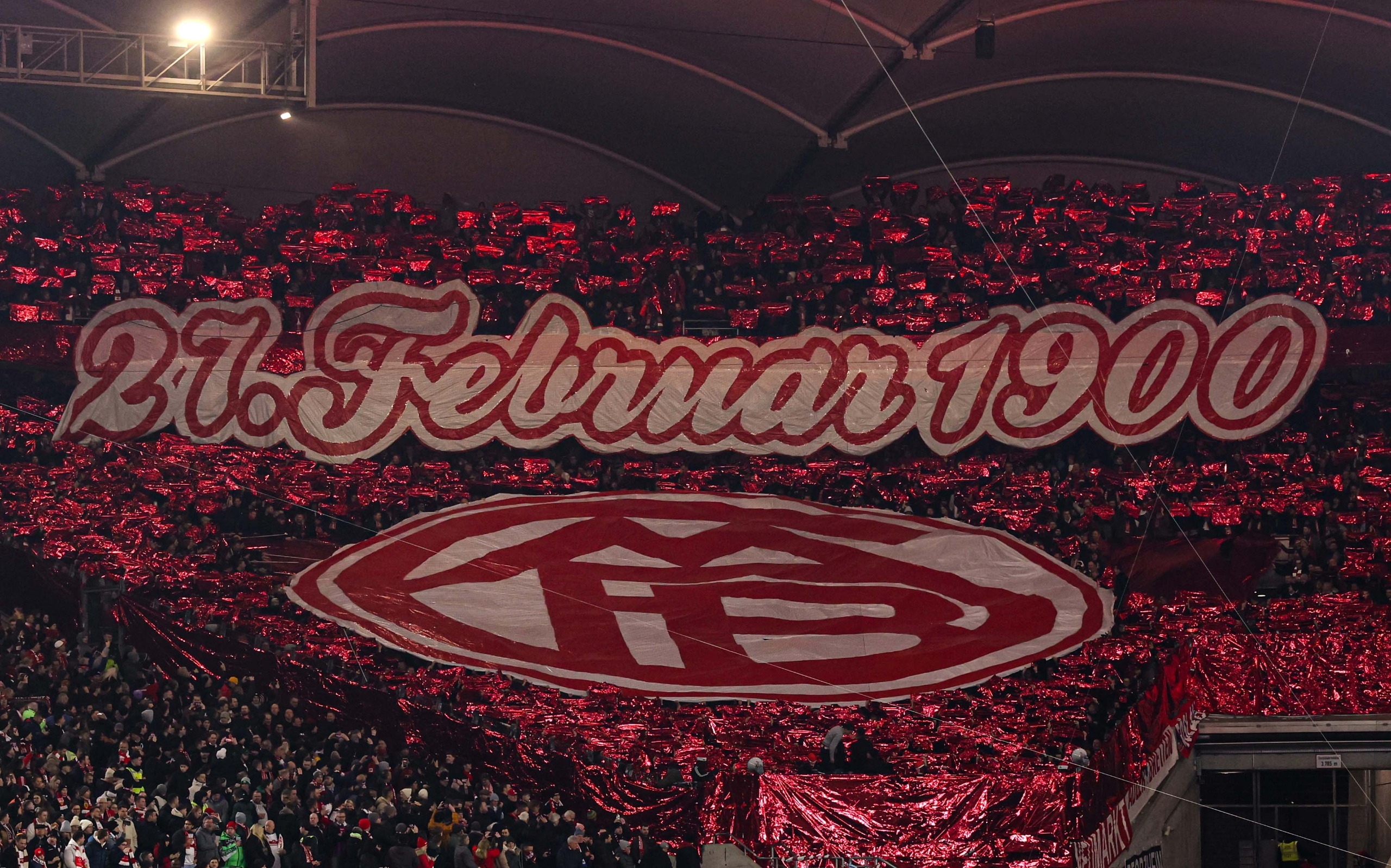 拜仁球迷在看臺展示TIFO，慶祝俱樂部成立125周年