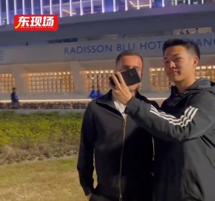 塞爾吉尼奧現(xiàn)身上海八萬人體育場，并與球迷親切打招呼合影