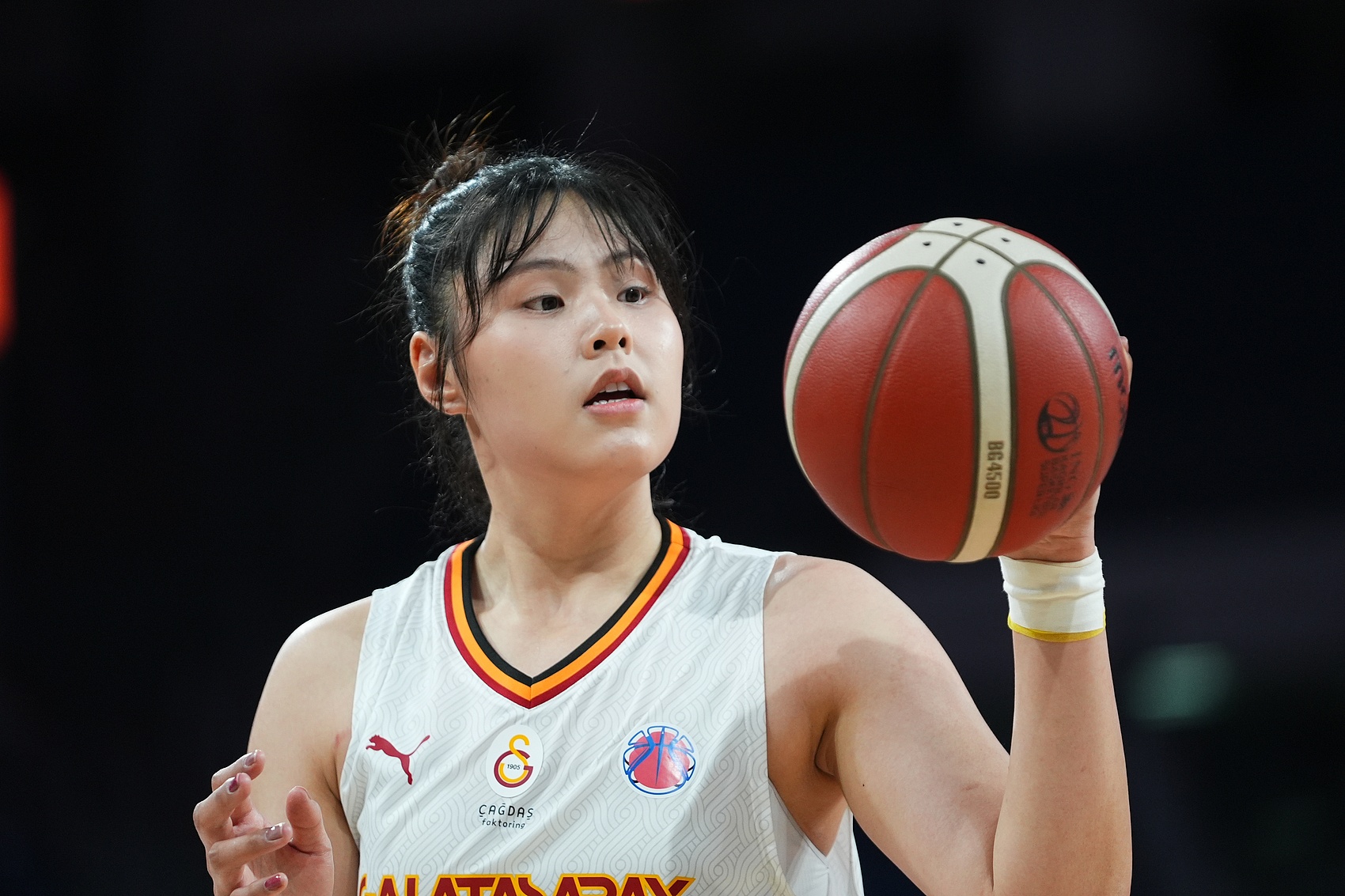 穩(wěn)定高效！李月汝9中6得到18分10板1助2斷1帽 罰球6中6